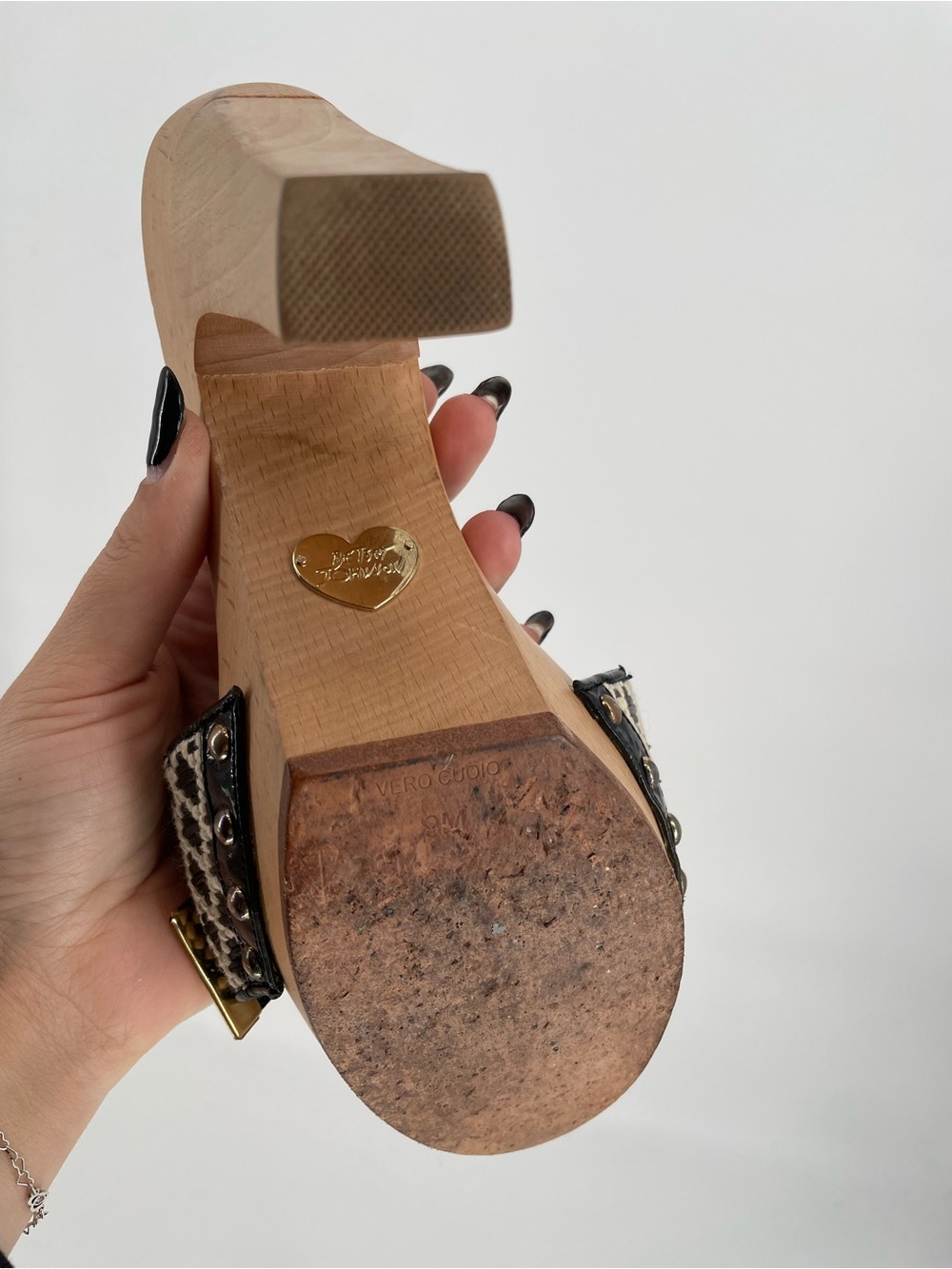 Vintage Betsey Johnson Wooden Heeled Mules With Patent Bow Detail 5” Heel - Picture 15 of 16